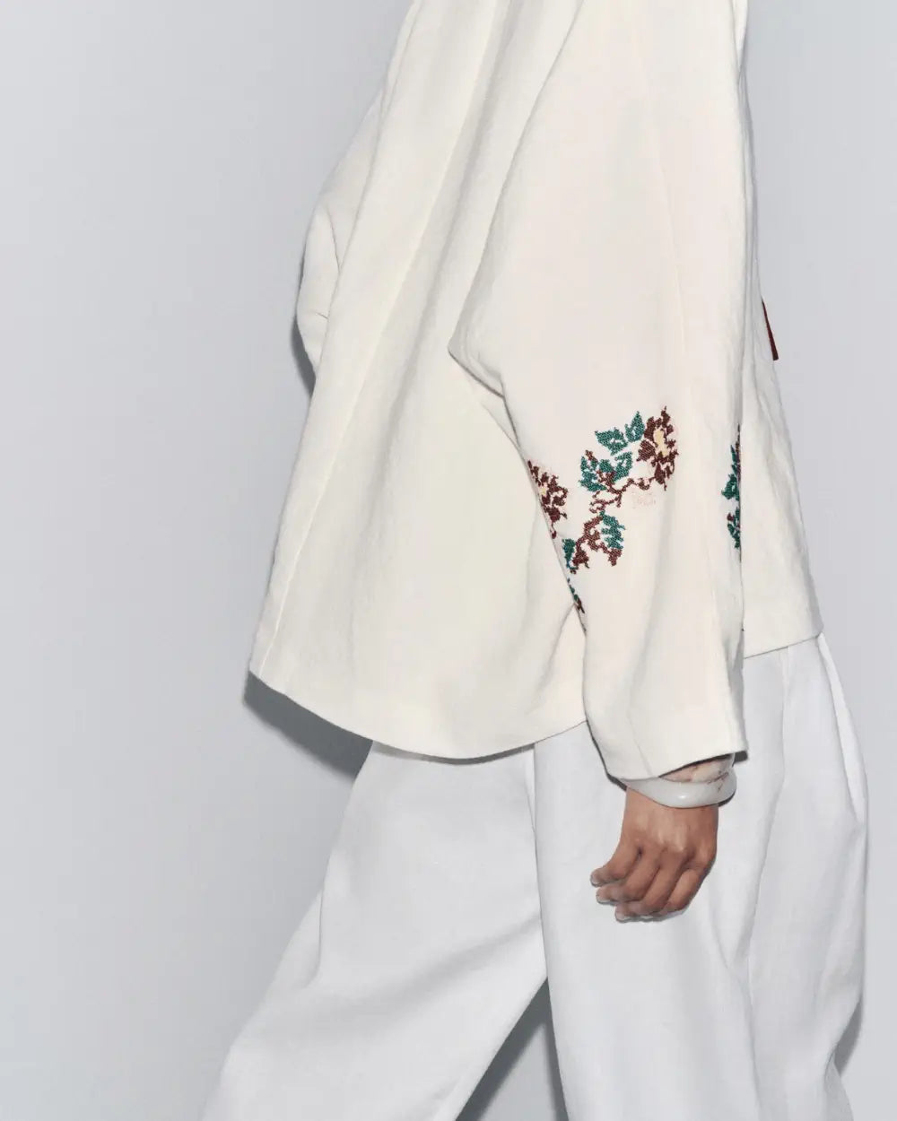 Kimono court beige en lin brodé floral femme | Komorebi