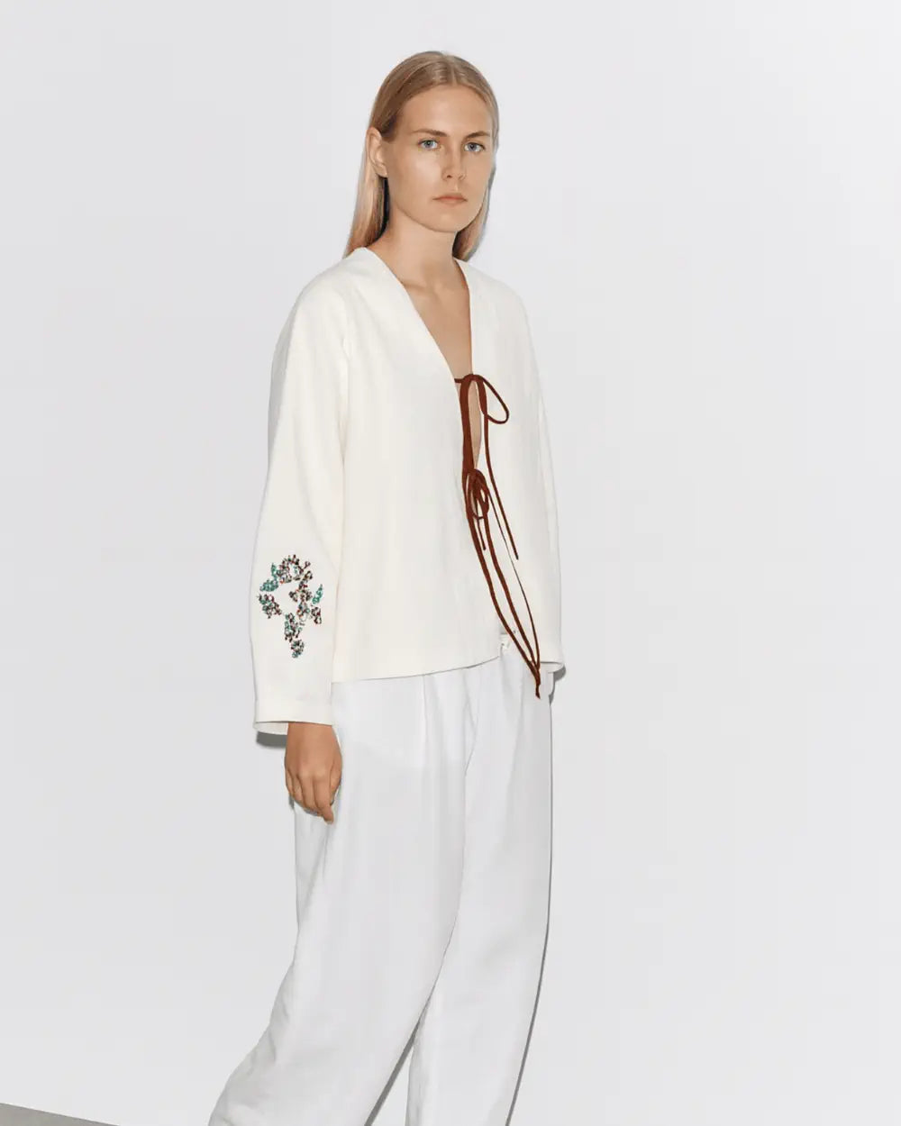 Kimono court beige en lin brodé floral femme | Komorebi