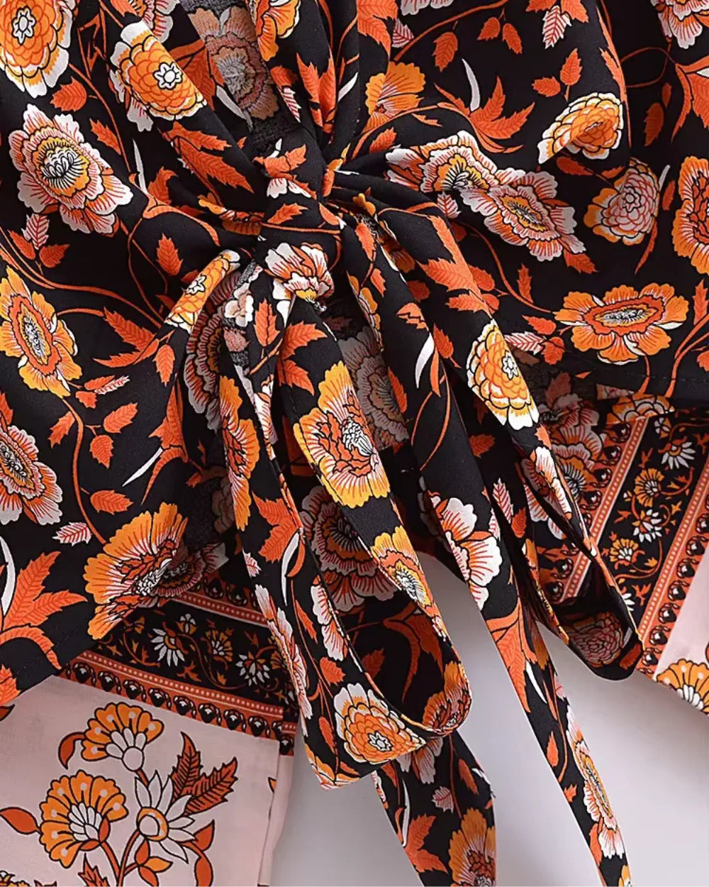 Kimono court noir orange avec motifs floraux femme Hinode