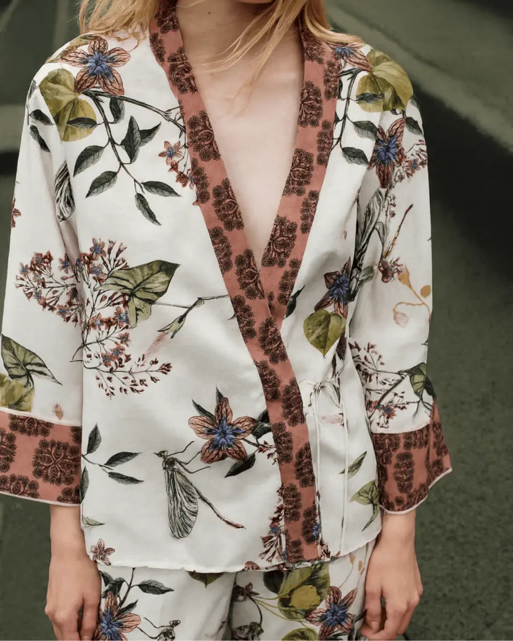 Kimono japonais blanc court motif fleur & animal Hanabira