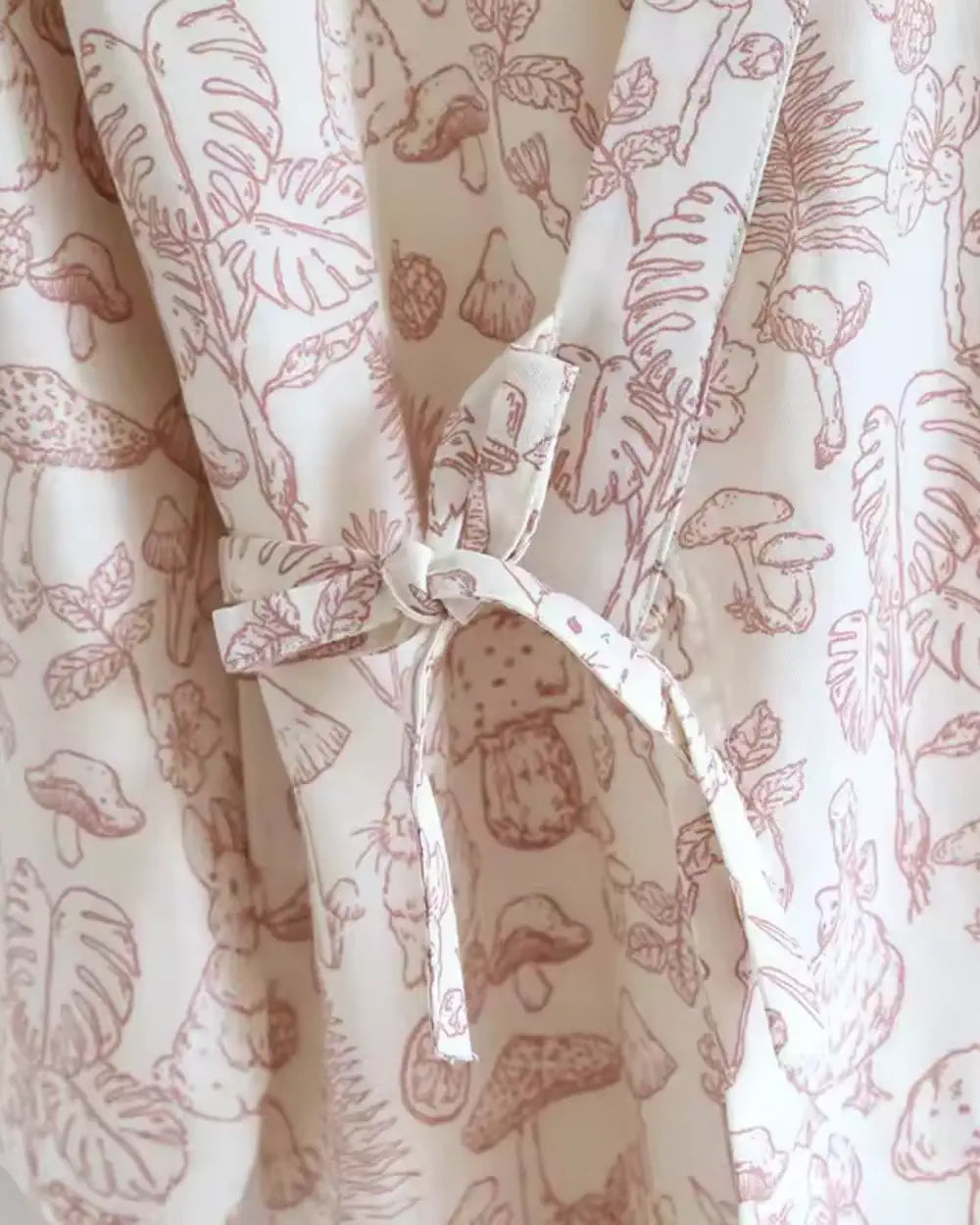 Peignoir kimono court blanc femme avec motifs botaniques Shiratsuyu