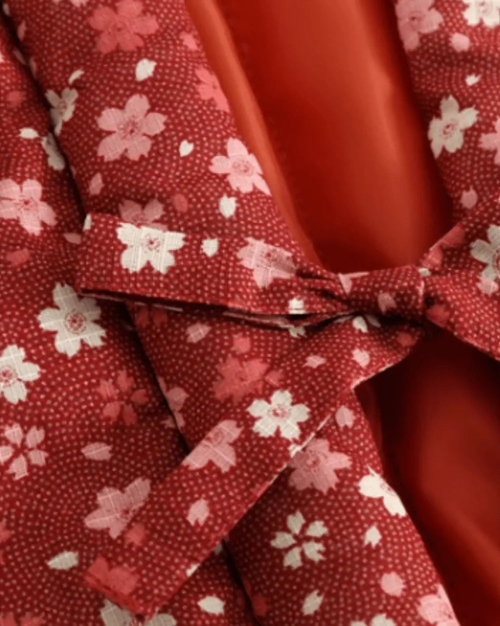 Veste kimono japonaise femme rouge et motifs fleurs Kurenai