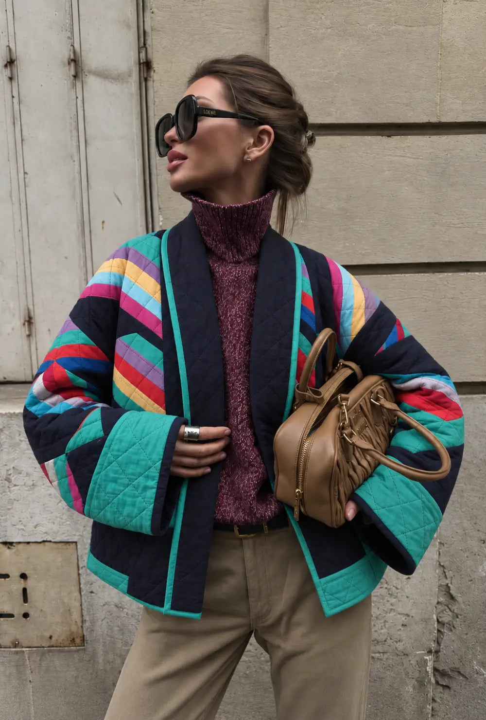 Blazer kimono femme matelassé style années 80 porté ouvert sur un col roulé et un pantalon beige en ville