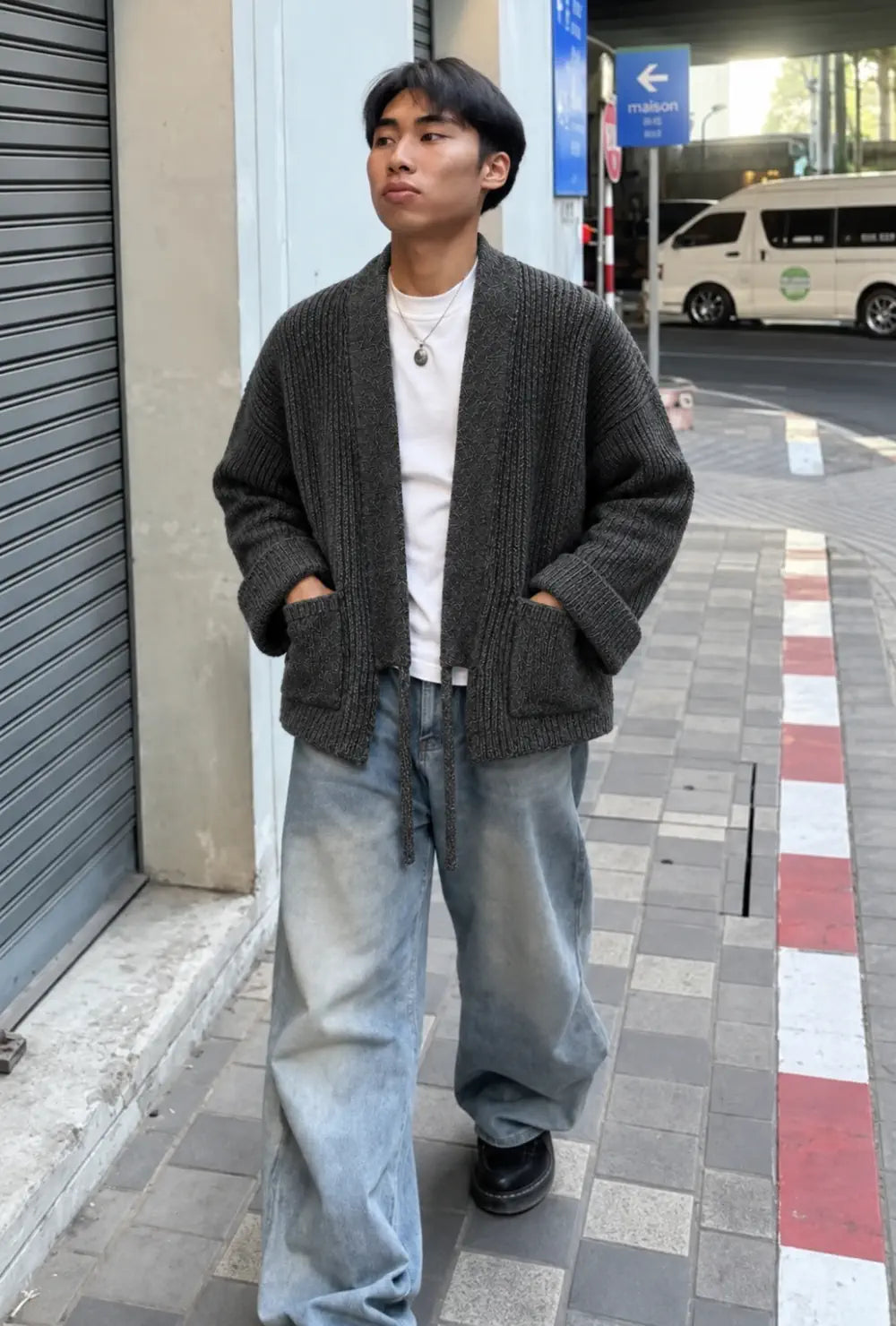 Cardigan kimono homme gris en laine oversize porté ouvert sur un t-shirt blanc et un jean large en ville