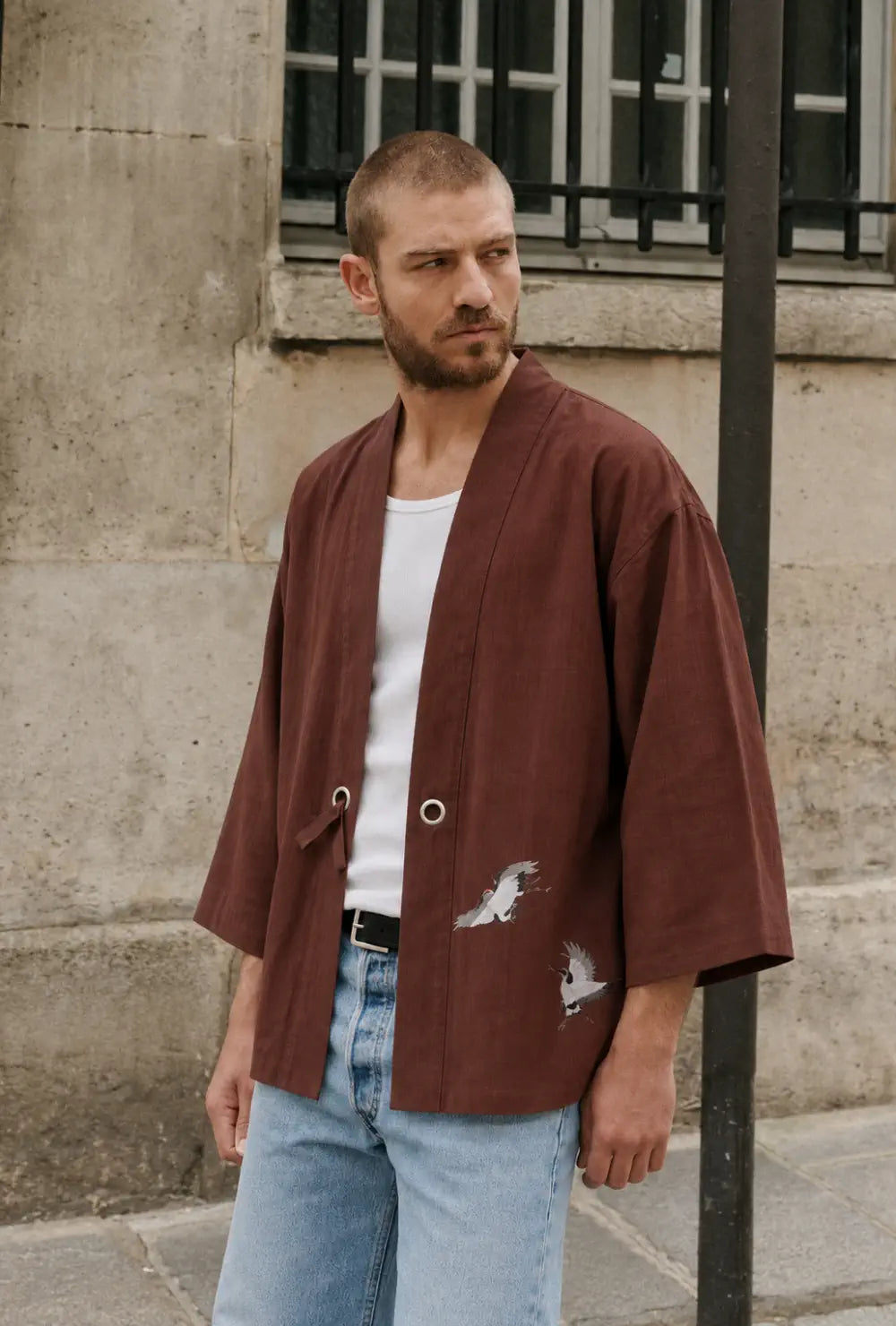 Chemise kimono homme marron style japonais portée ouverte sur un débardeur blanc et un jean dans une rue