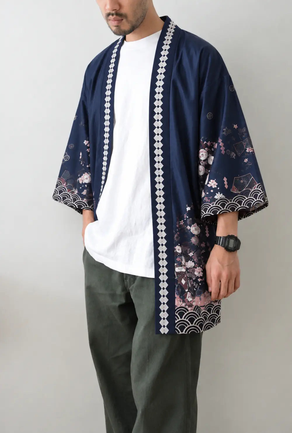 Haori homme bleu à motifs cerisiers et lanternes porté ouvert sur un t-shirt blanc et un pantalon kaki