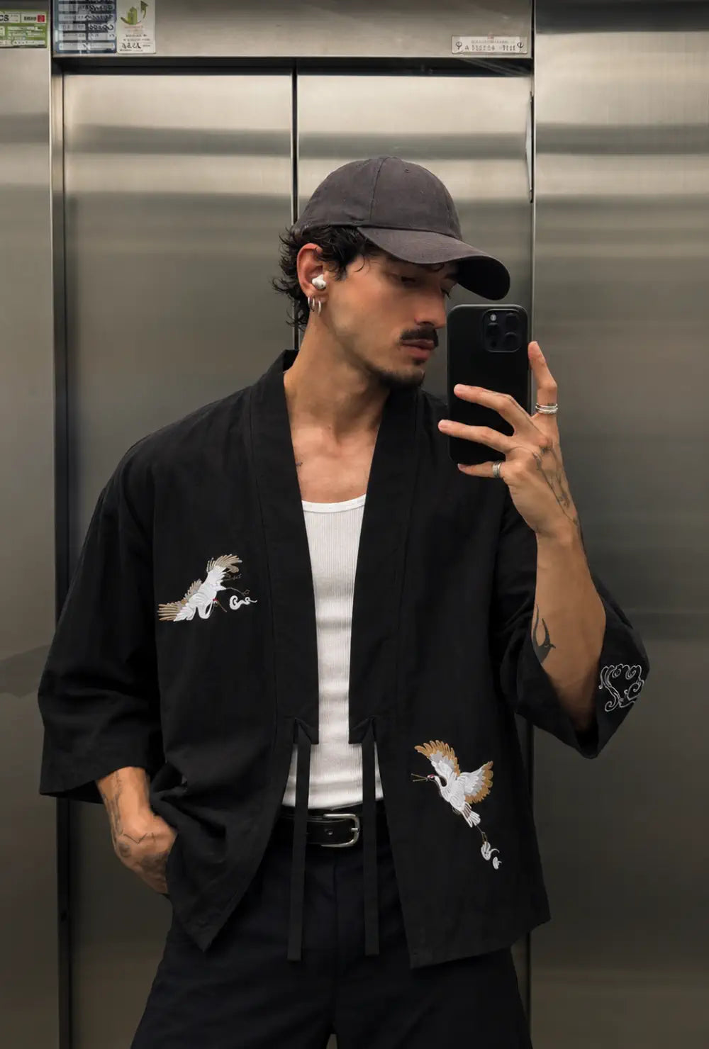 Haori homme noir en coton à motif grues porté noué sur un débardeur blanc dans un ascenseur