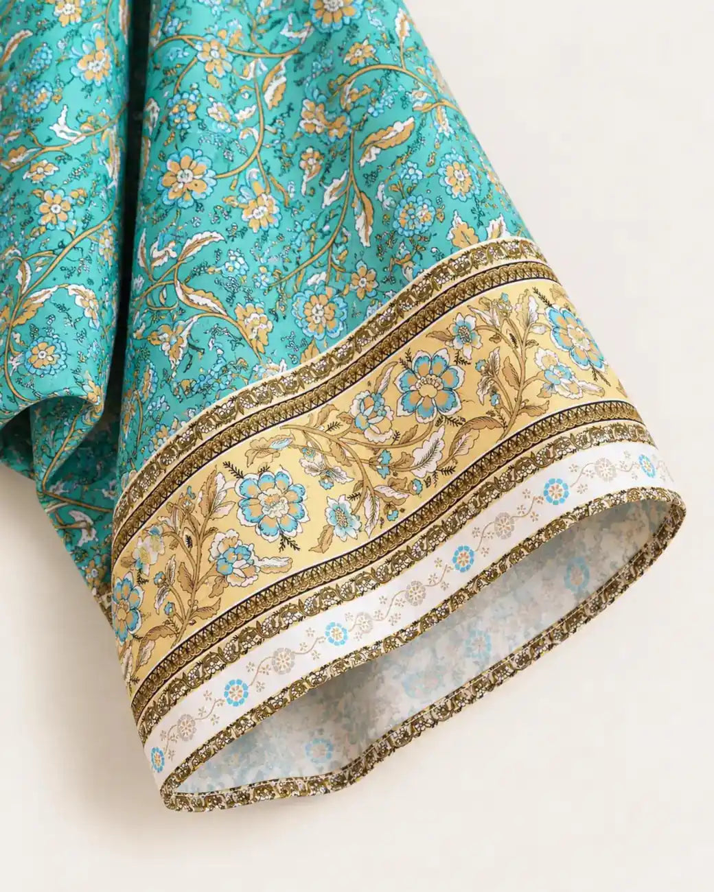 kimono court femme bleu et doré en coton, gros plan sur la manche