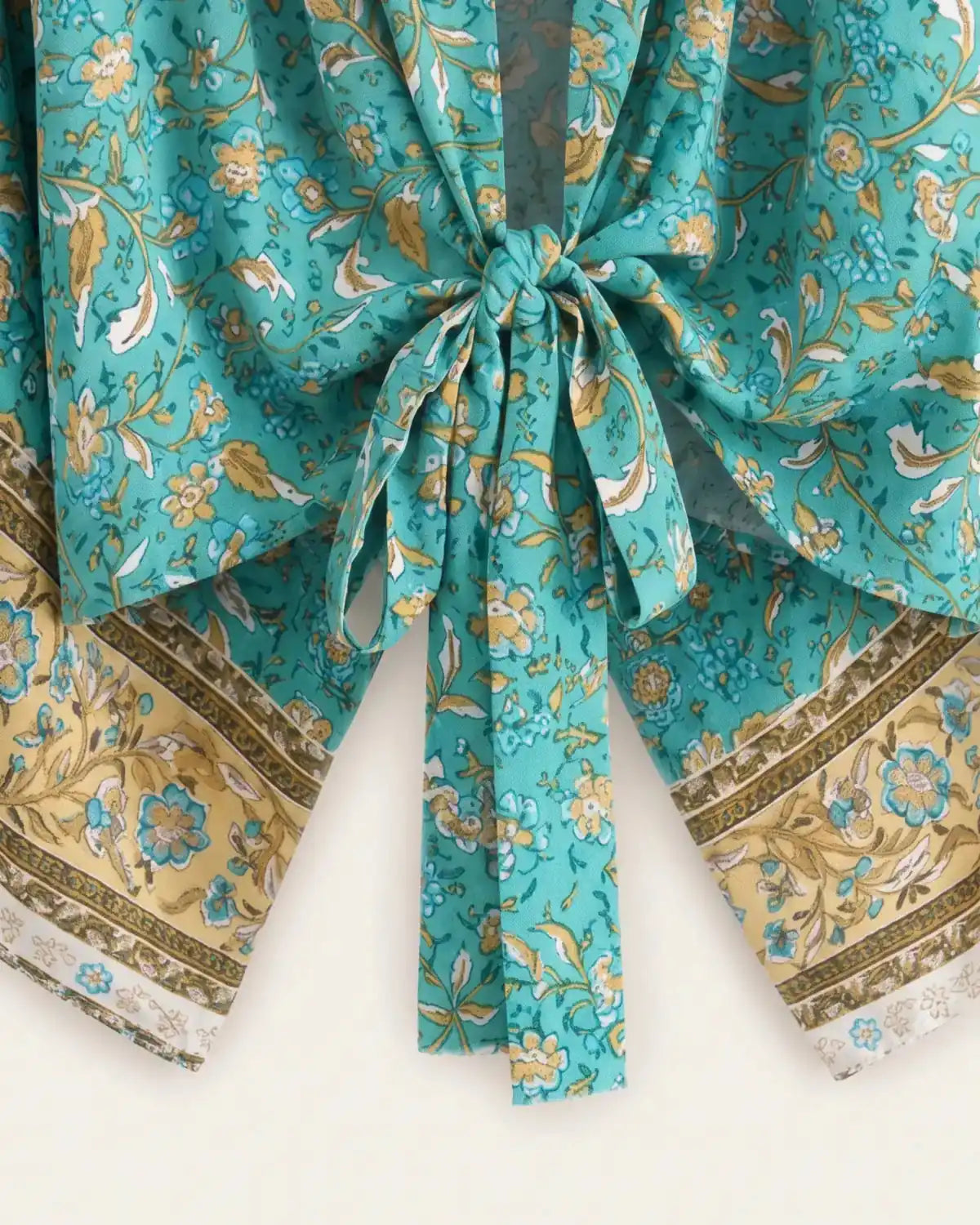 kimono court femme bleu et doré en coton, gros plan sur le nœud