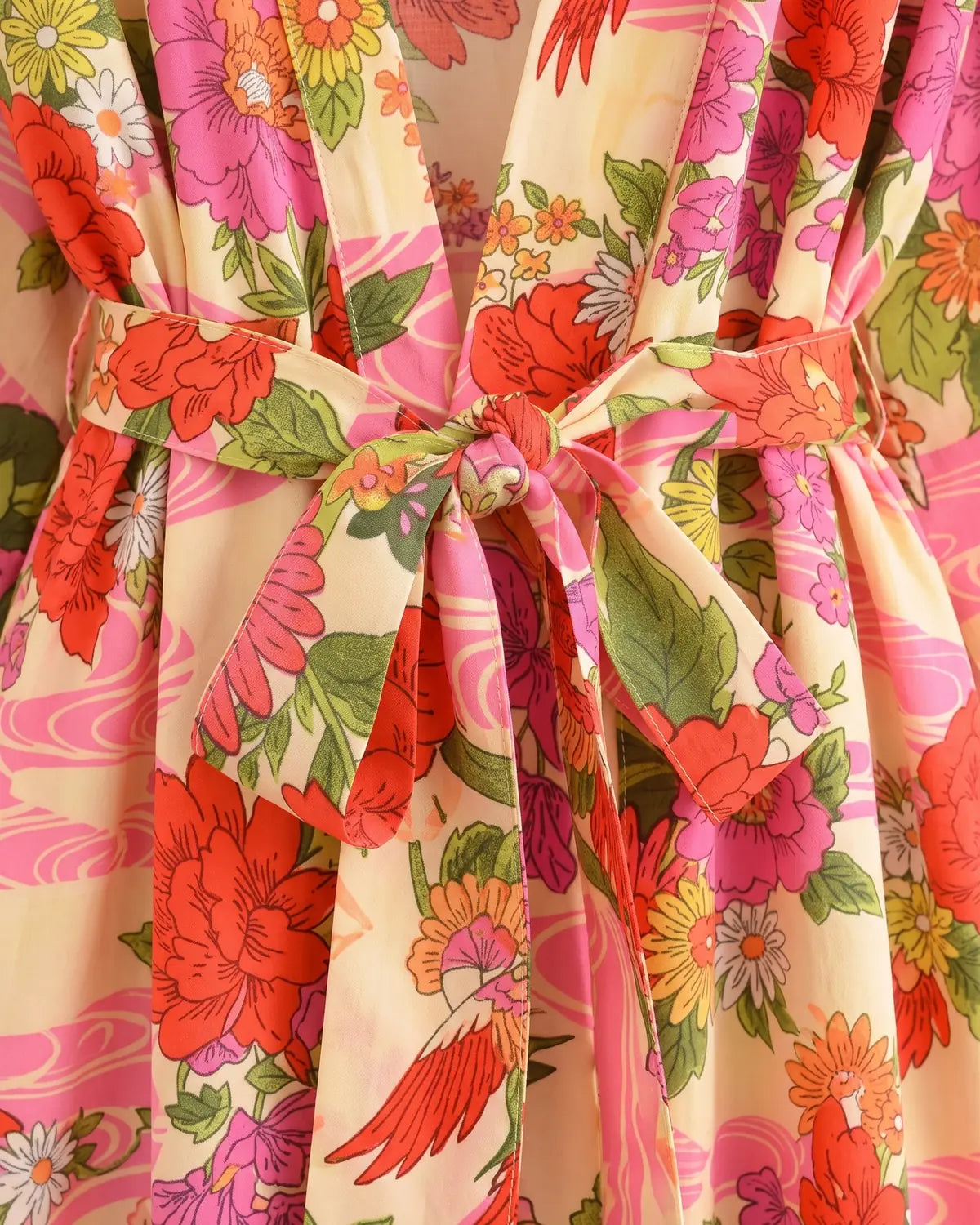 kimono long rose fleuri, gros plan sur le nœud de ceinture
