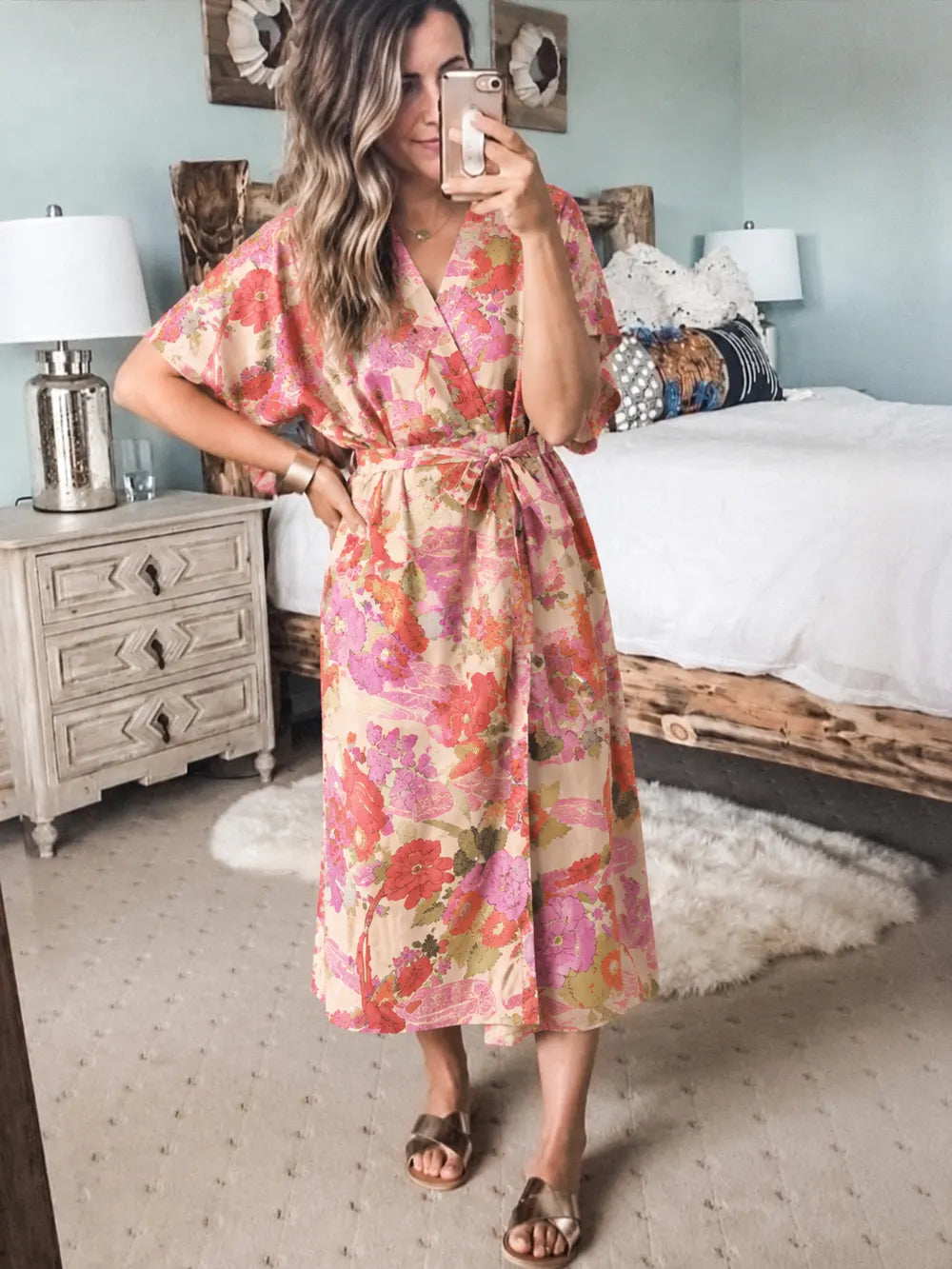 kimono long rose fleuri porté en selfie miroir dans une chambre