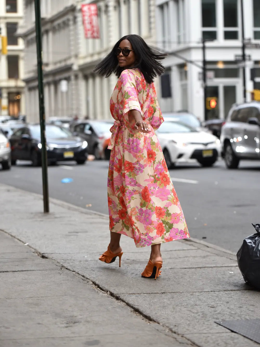 kimono long rose fleuri porté dans la rue avec des lunettes de soleil