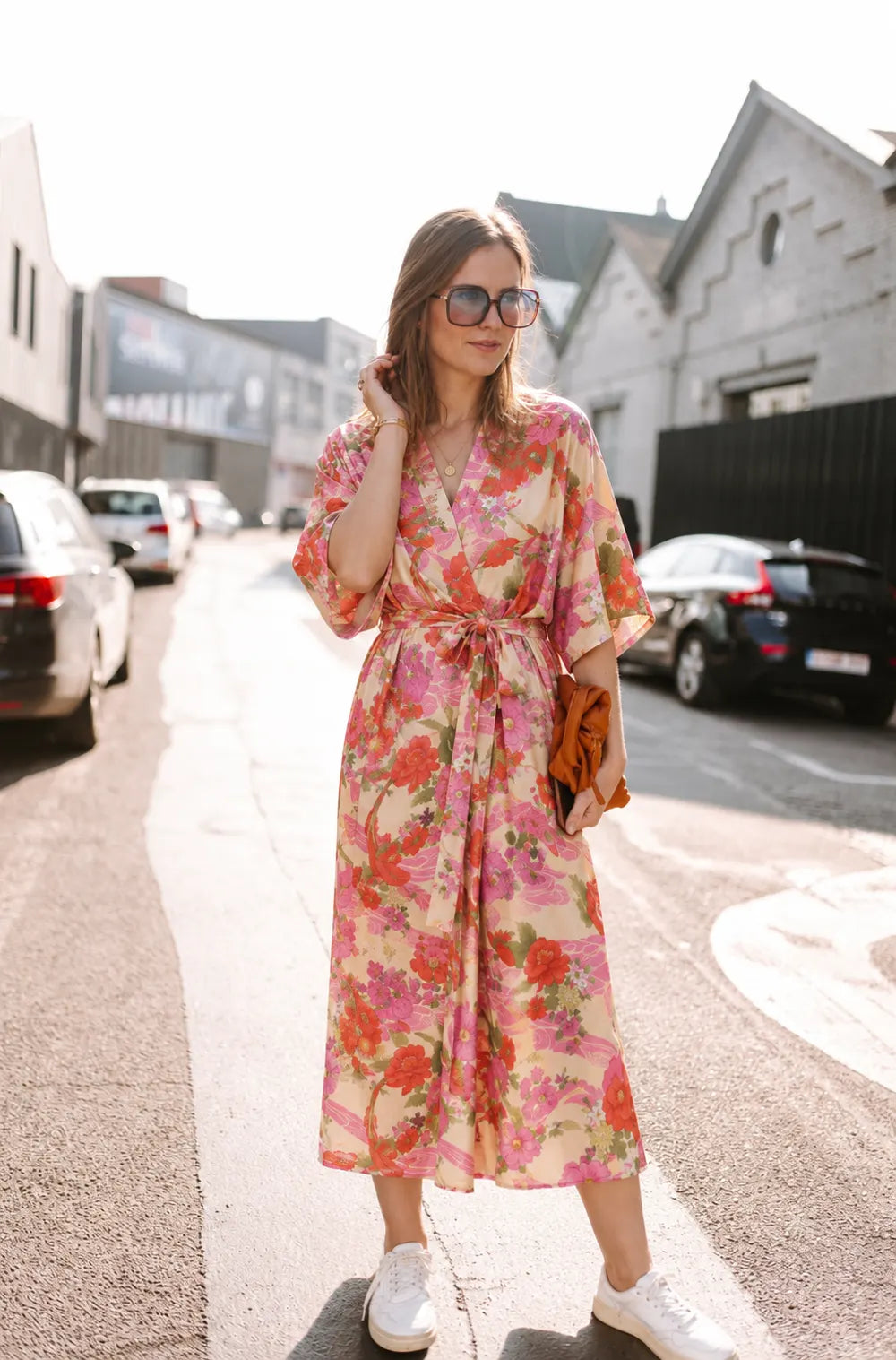 kimono long rose fleuri porté en ville avec un jean large