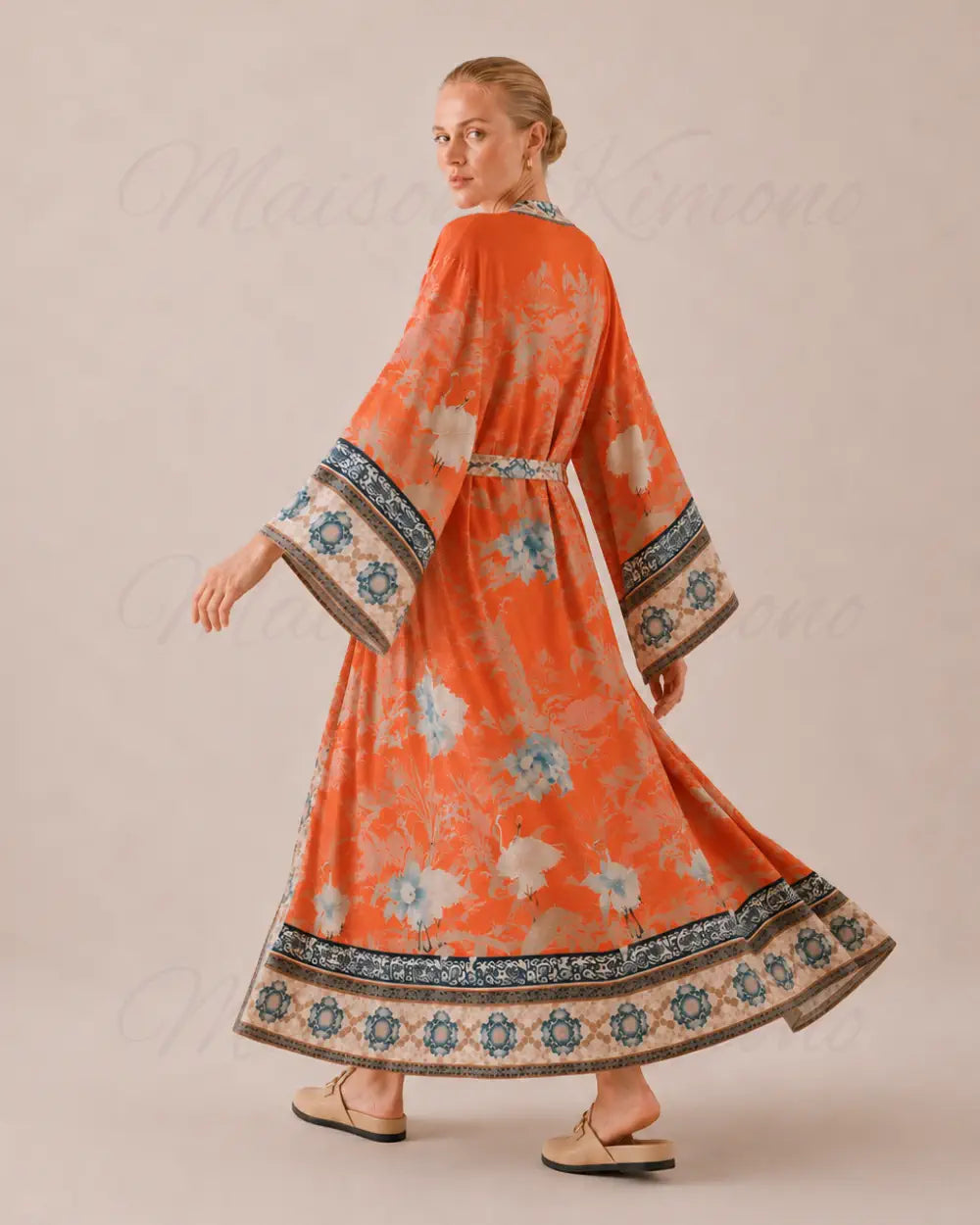 kimono plage femme orange motifs grues style japonais 