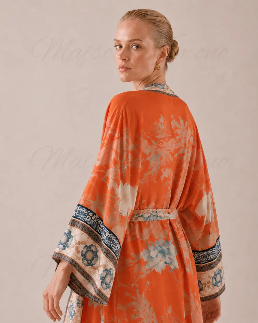 kimono plage femme orange motifs grues style japonais 