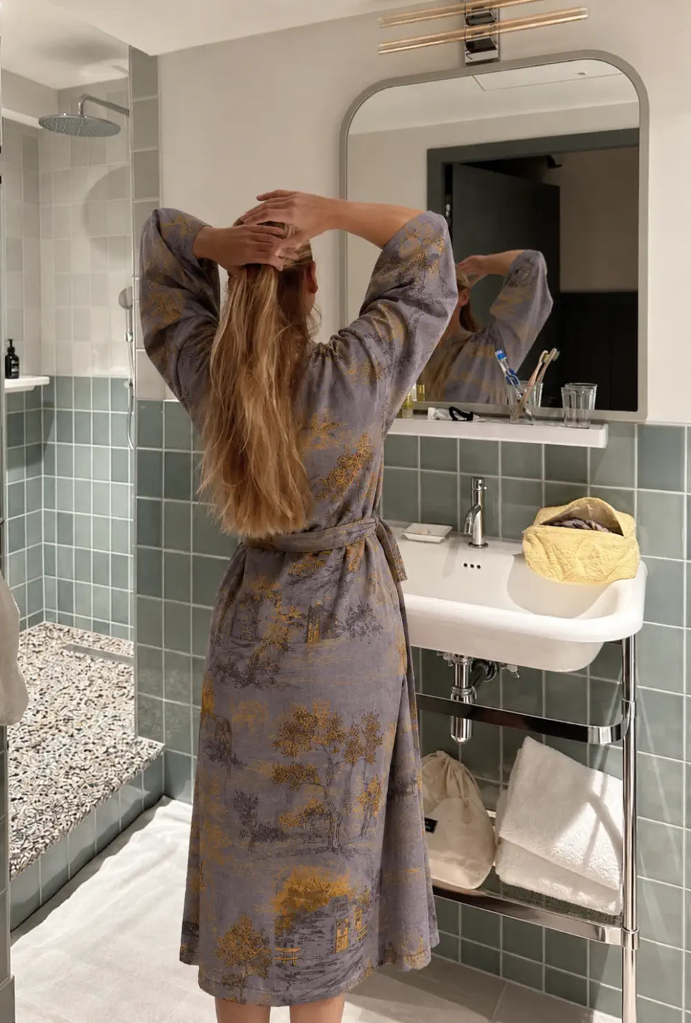 Peignoir kimono femme gris en coton porté ceinturé de dos devant le miroir d'une salle de bain
