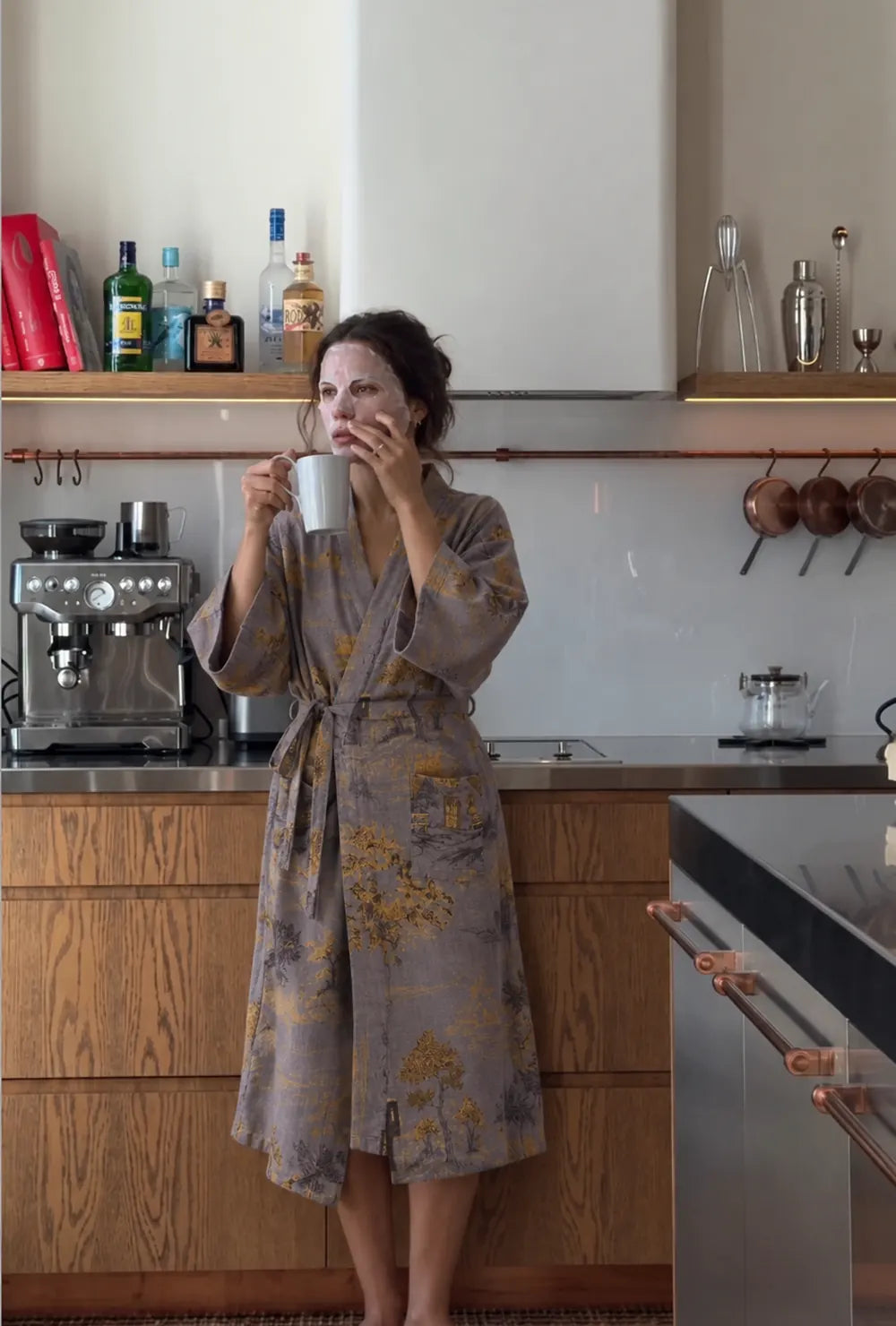 peignoir kimono gris porté en cuisine avec une tasse