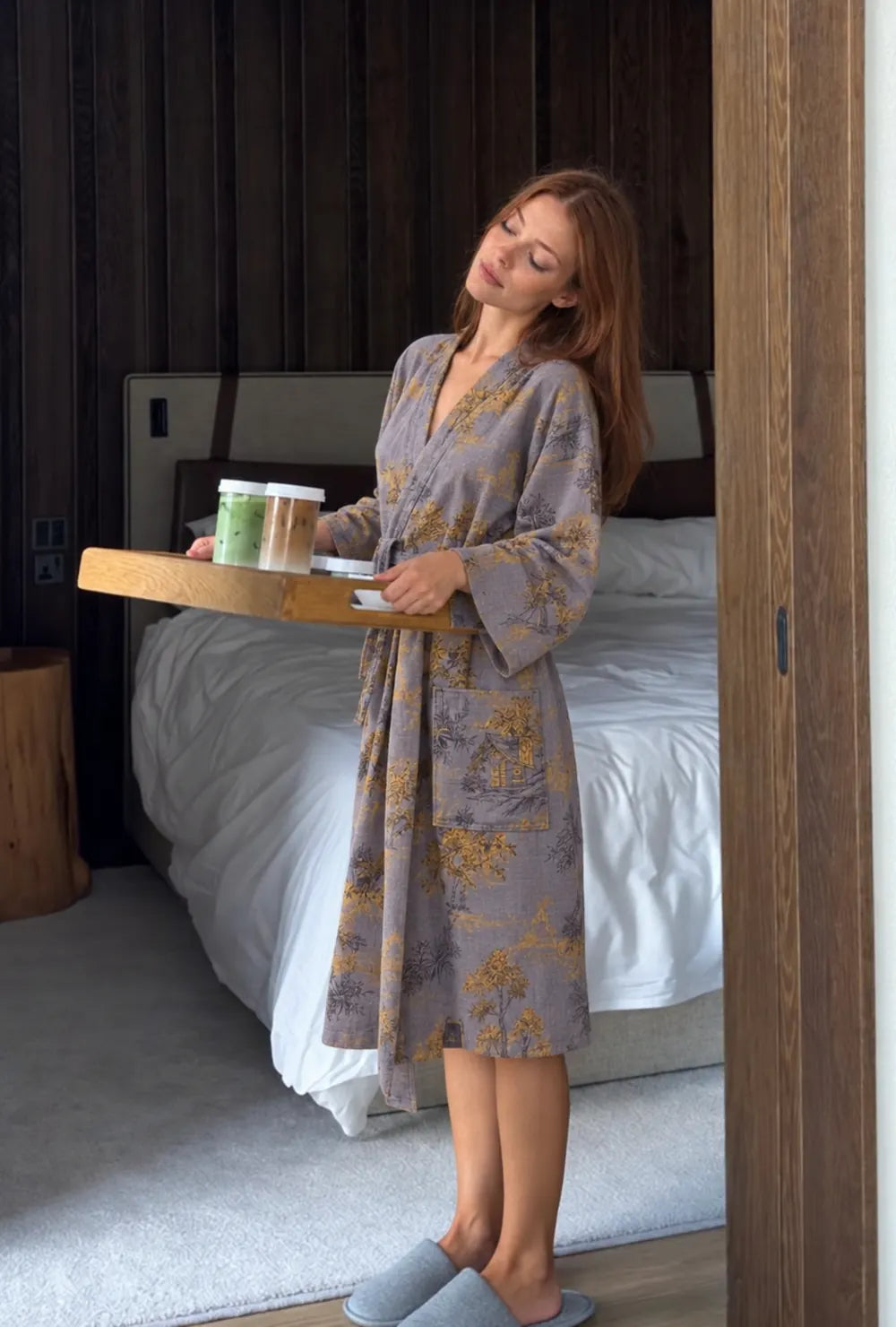 peignoir kimono gris porté dans une chambre avec un plateau