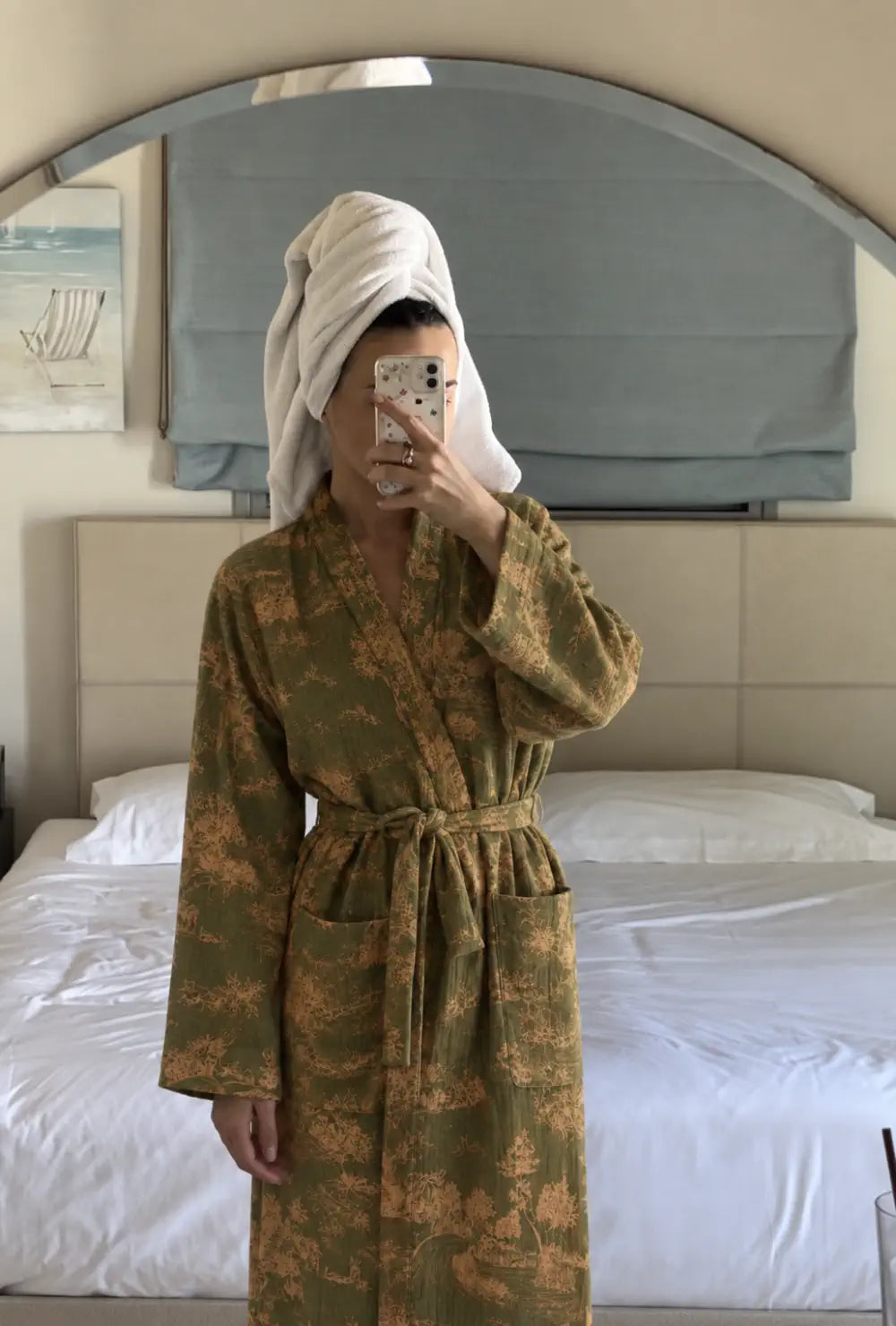 Peignoir kimono femme vert en coton porté ceinturé avec une serviette sur la tête dans une chambre
