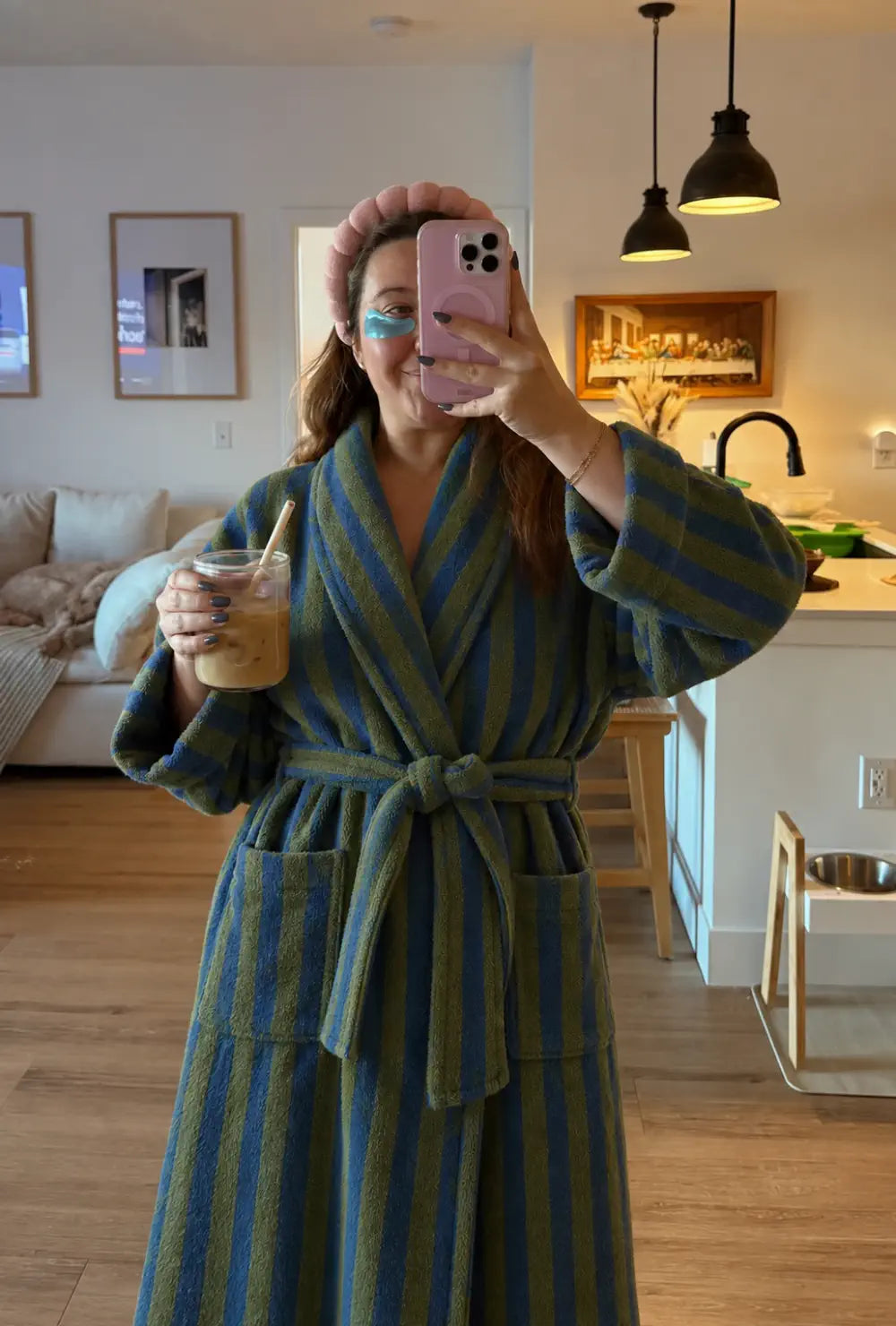 Peignoir kimono femme vert en polaire chaude porté ceinturé avec un café glacé dans un salon