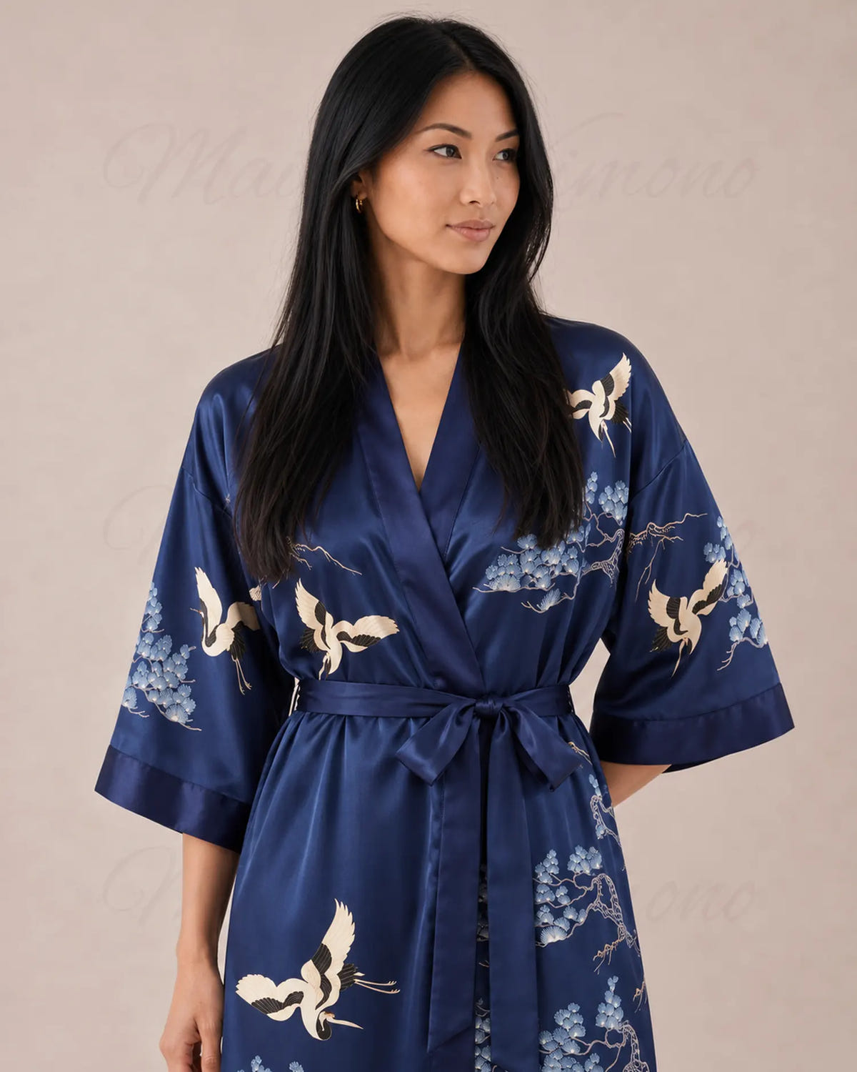 Robe japonaise femme bleu nuit satinée, portée de face