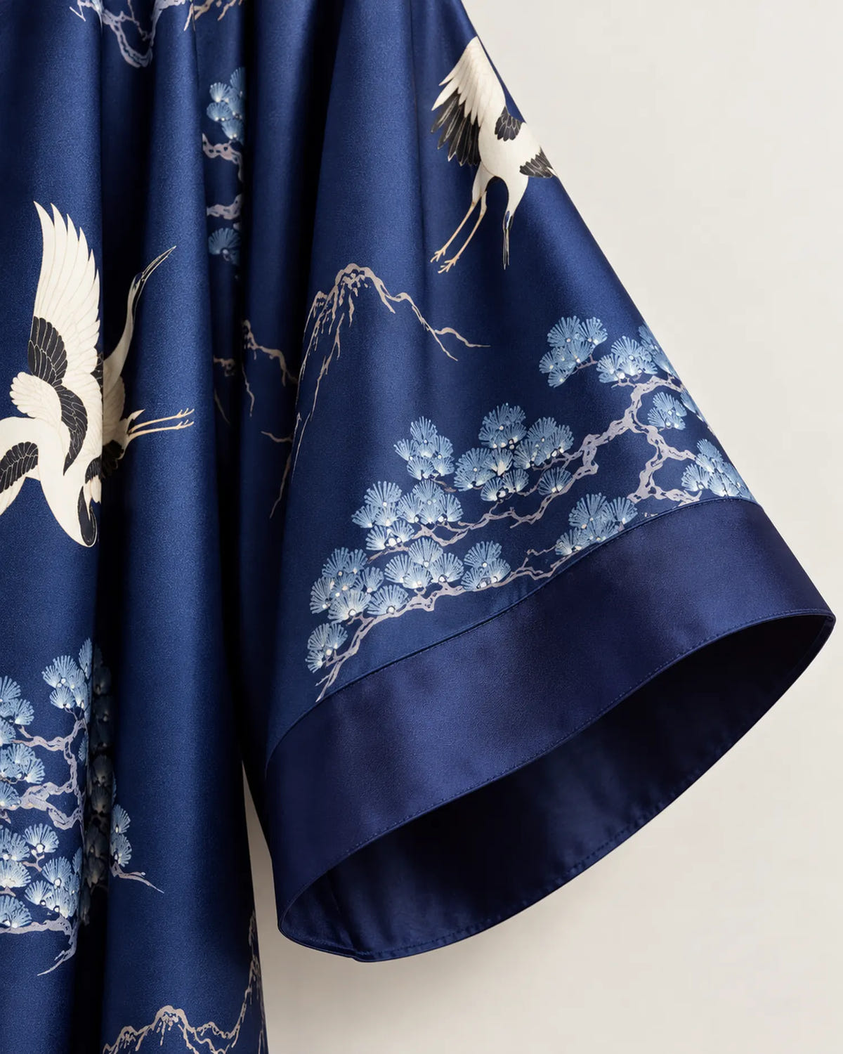 Robe japonaise femme bleu nuit satinée, gros plan manche
