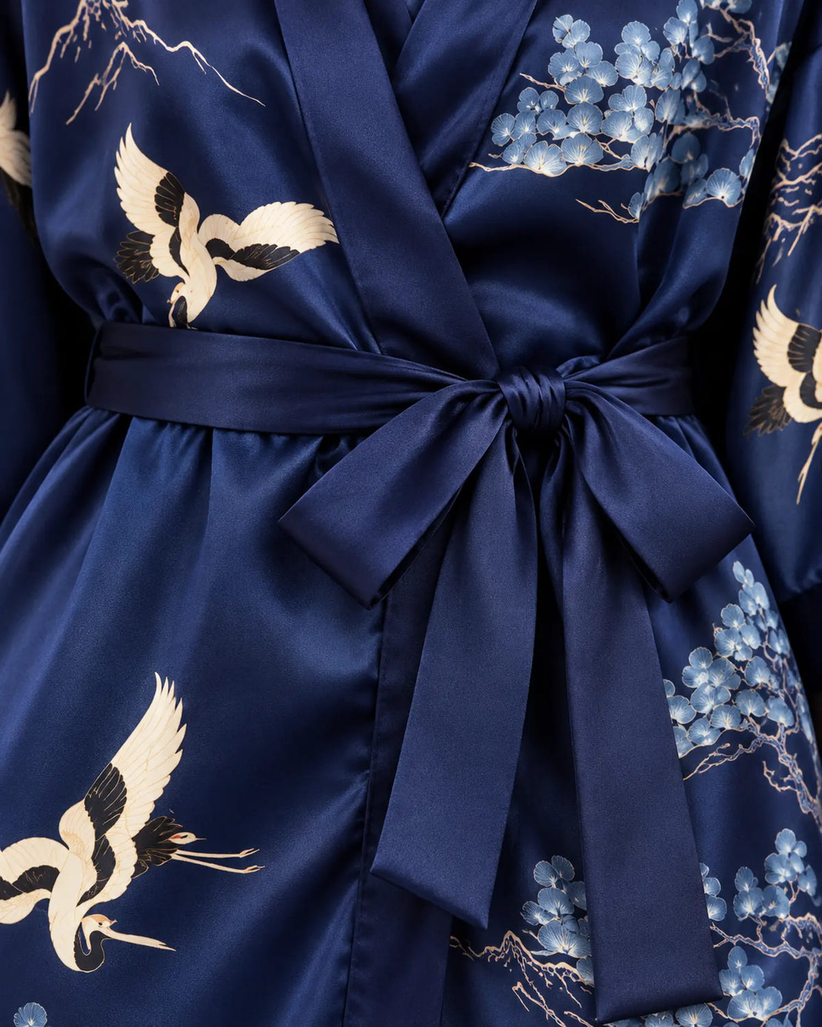 Robe japonaise femme bleu nuit satinée, gros plan nœud