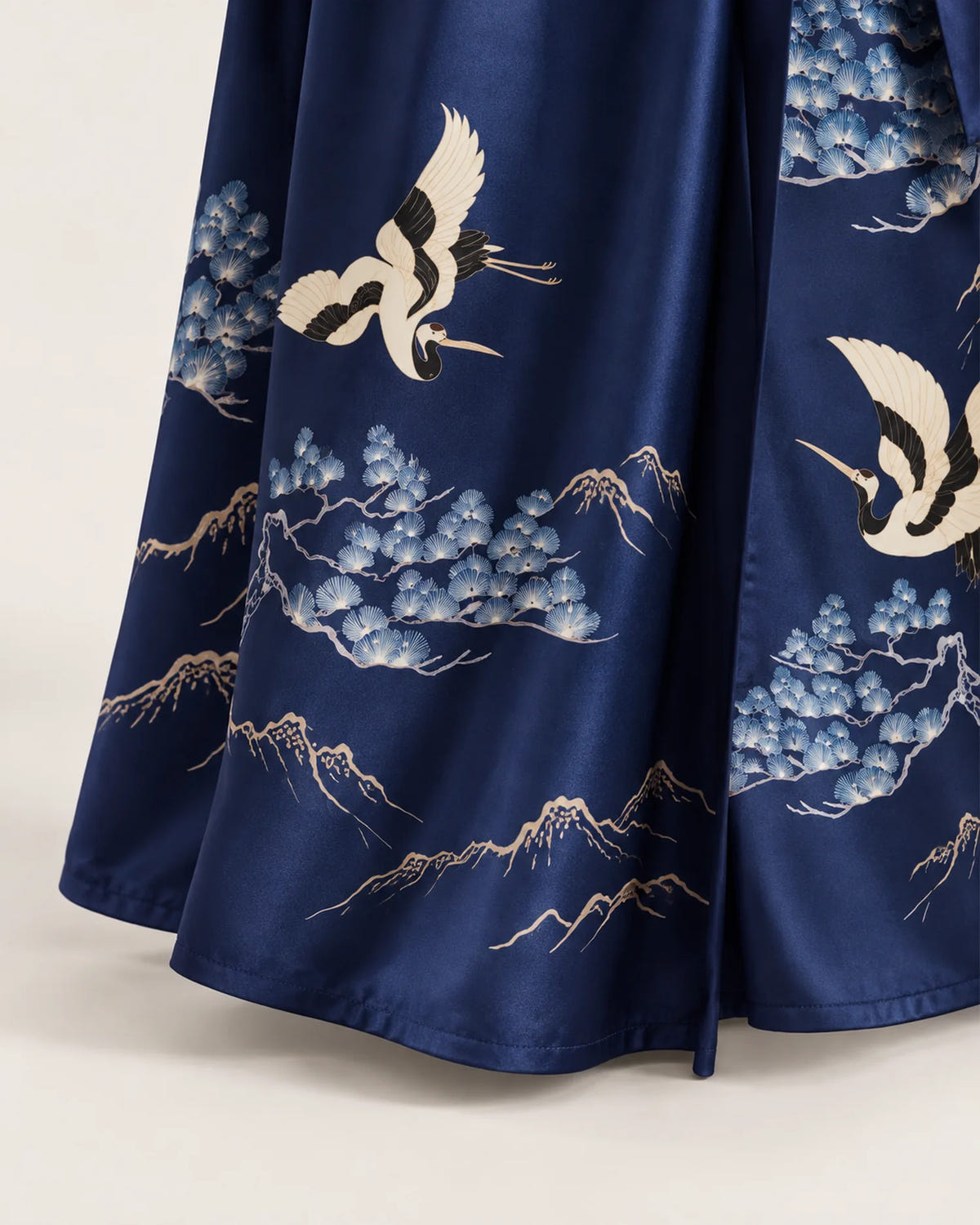 Robe japonaise femme bleu nuit satinée, gros plan ourlet