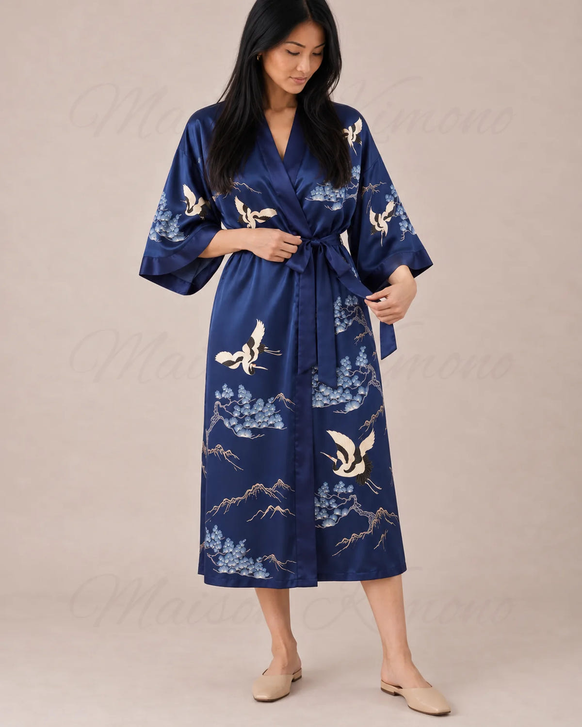 Robe japonaise femme bleu nuit satinée, en pied de face