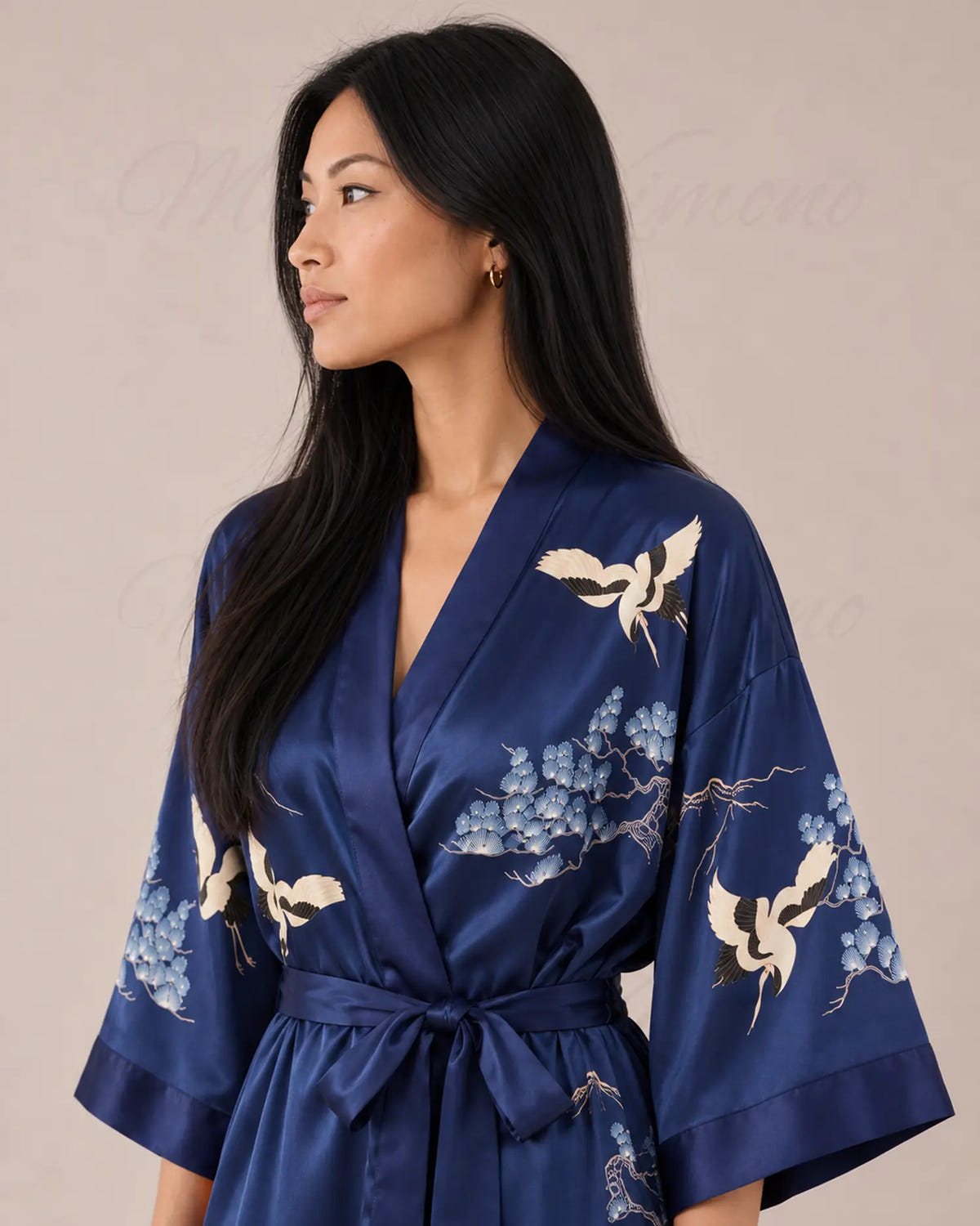 Robe japonaise femme bleu nuit satinée, de profil
