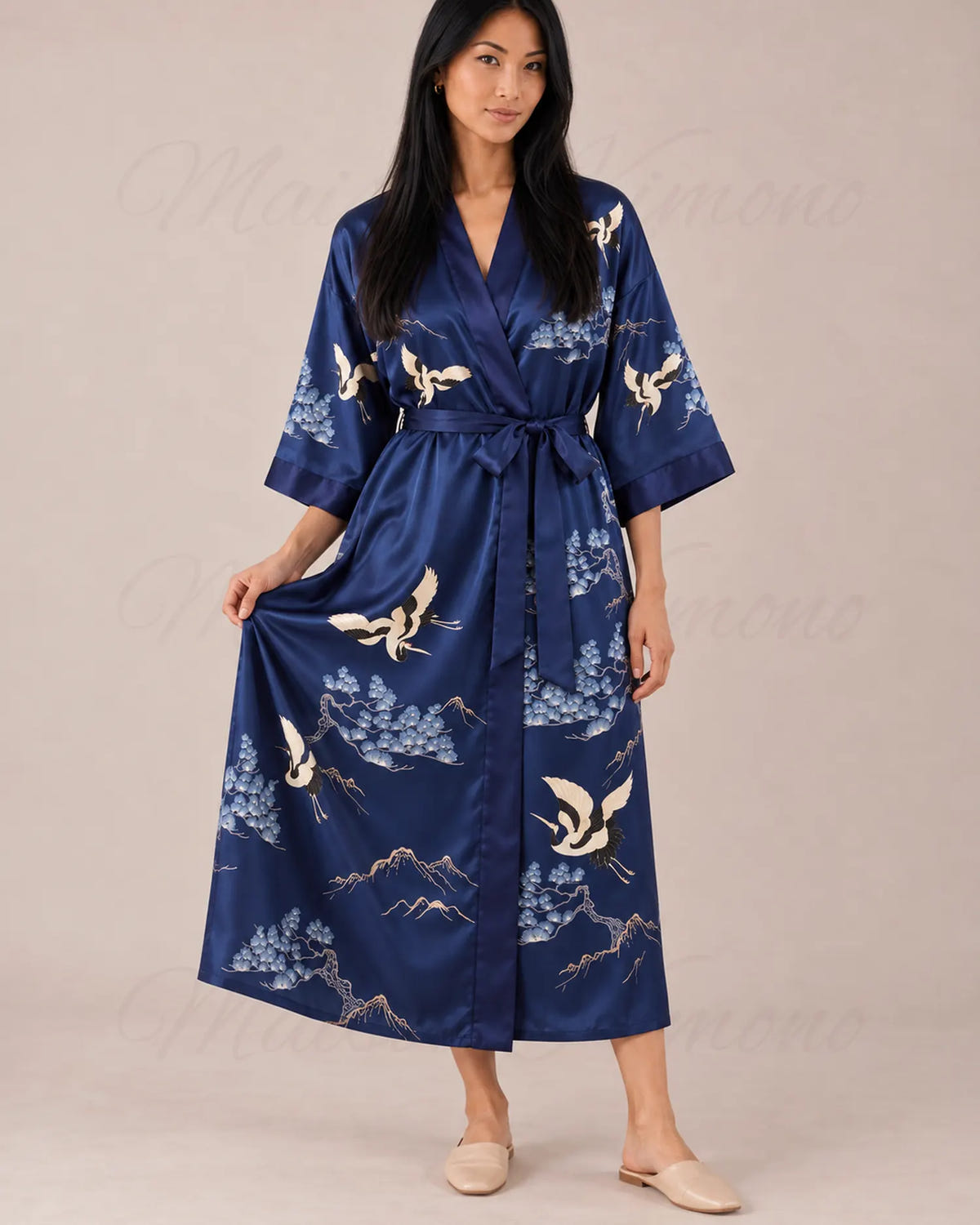 Robe japonaise femme bleu nuit satinée, en pied main sur le pan