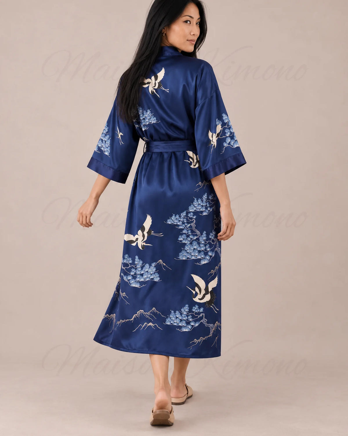 Robe japonaise femme bleu nuit satinée, en pied de dos