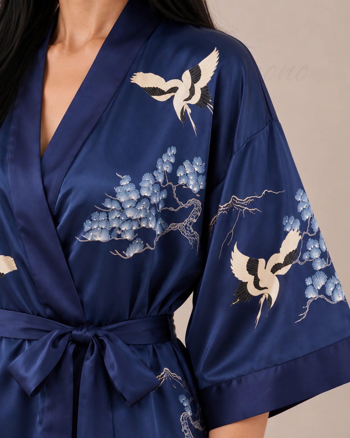 Robe japonaise femme bleu nuit satinée, détail manche