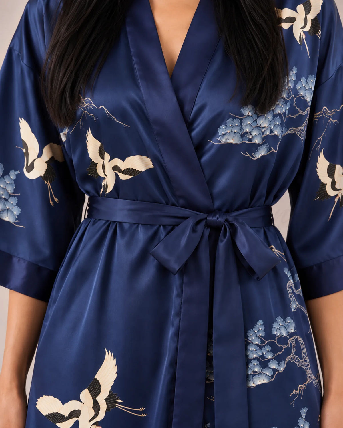 Robe japonaise femme bleu nuit satinée, détail ceinture