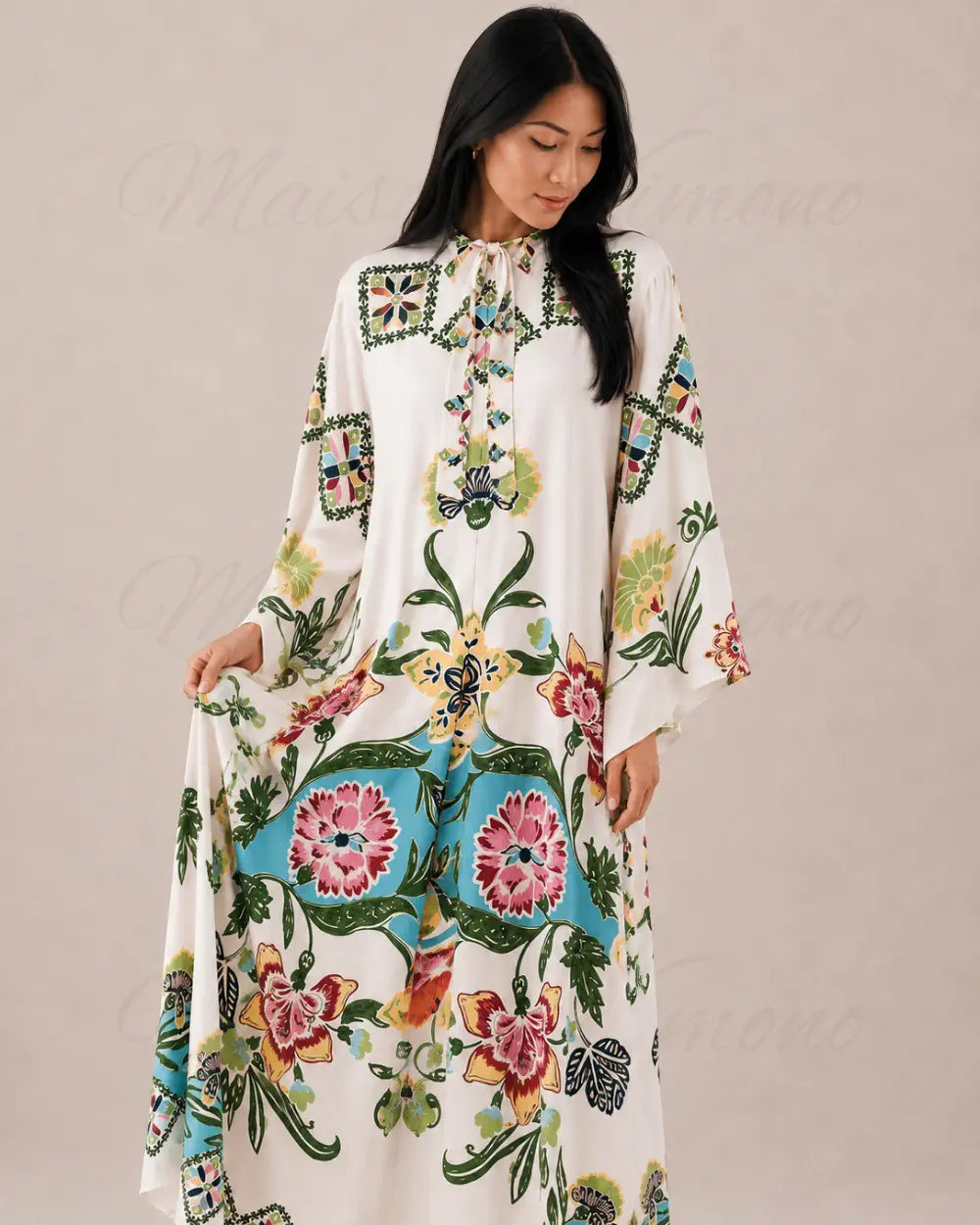 robe japonaise femme blanche motifs floraux
