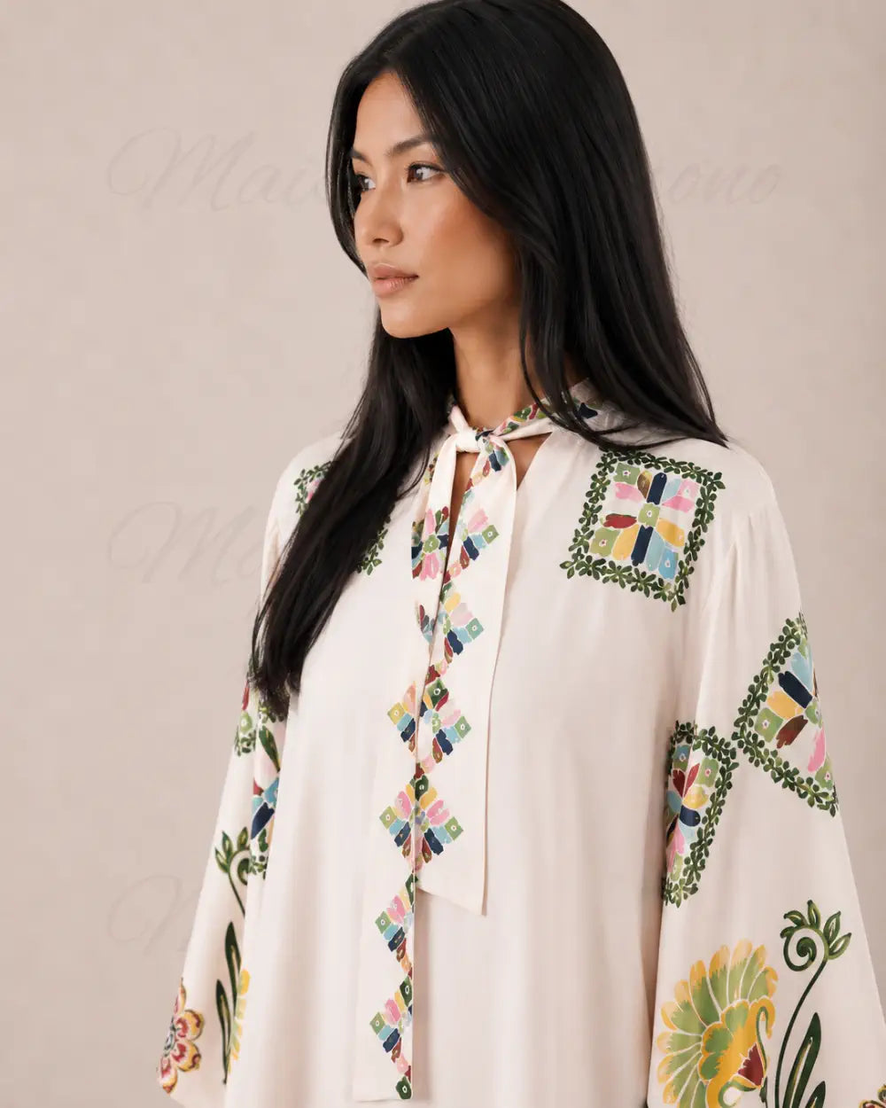robe japonaise femme blanche motifs floraux