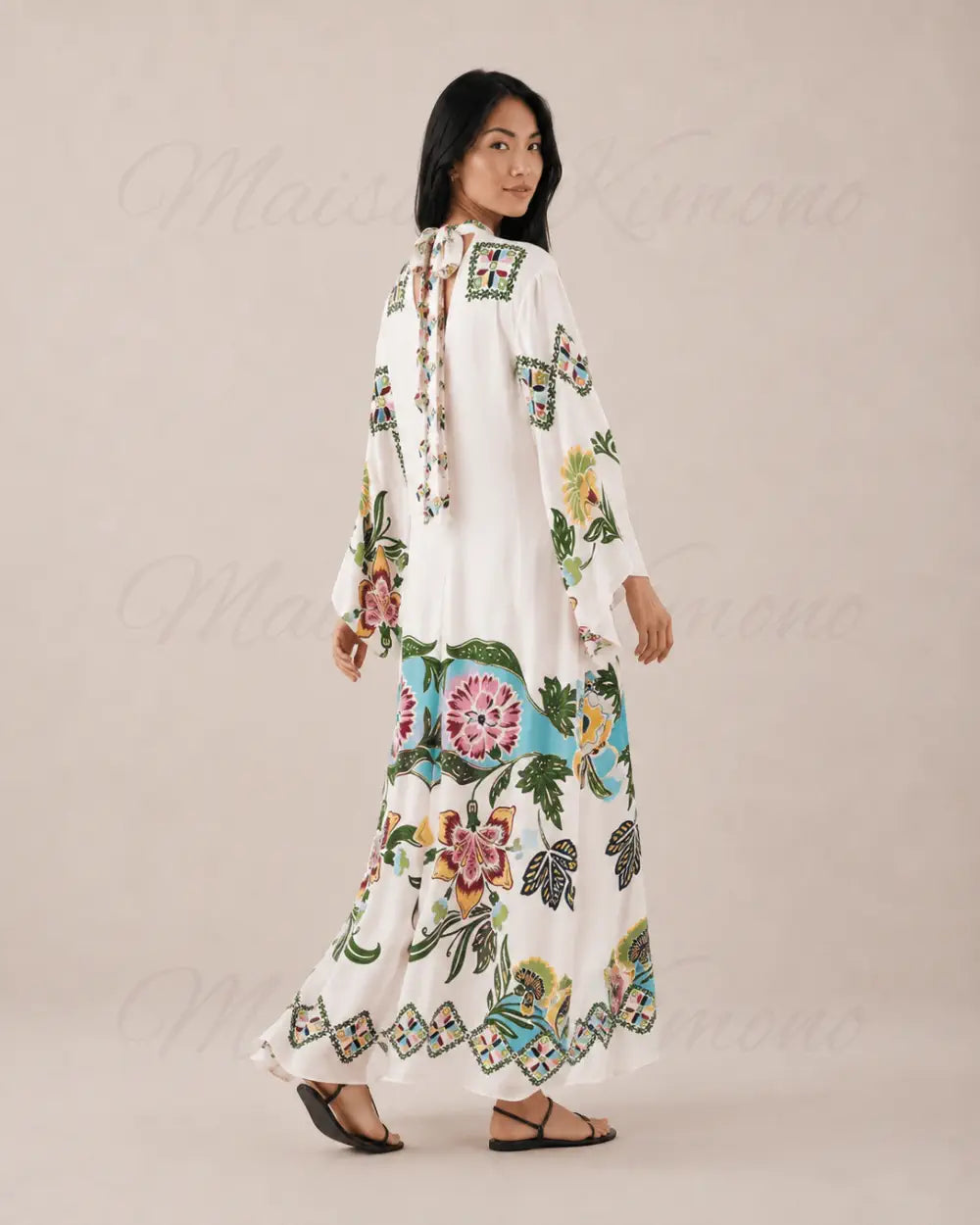 robe japonaise femme blanche motifs floraux