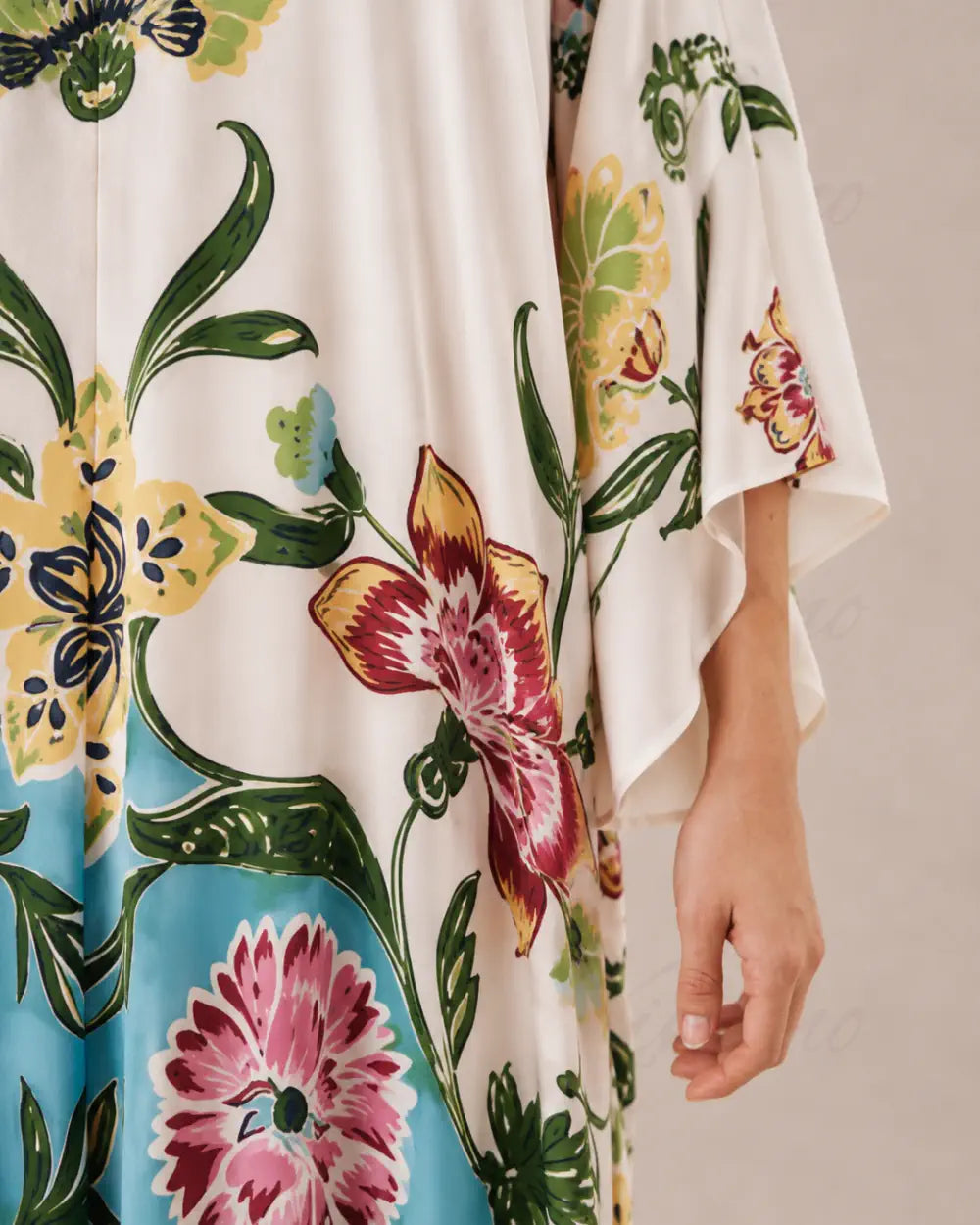 robe japonaise femme blanche motifs floraux