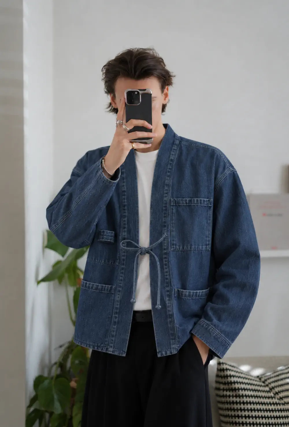 Veste kimono denim homme bleue en coton portée nouée sur un t-shirt blanc et un pantalon noir