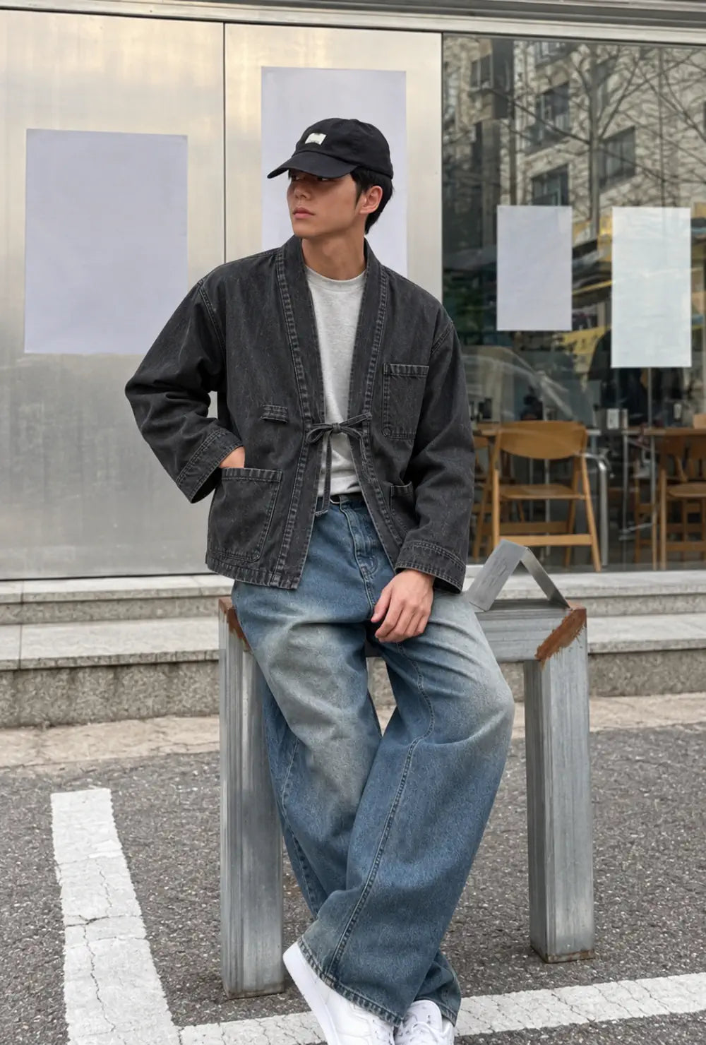 Veste kimono denim homme noire en coton portée nouée sur un t-shirt gris et un jean large en ville