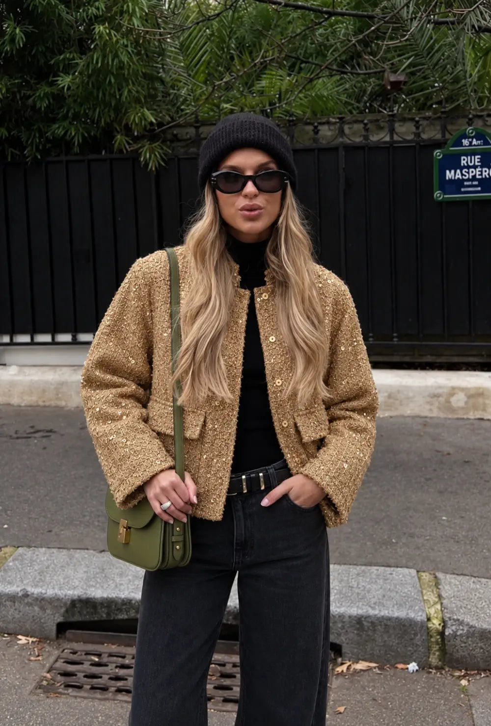 Veste kimono femme dorée à paillettes de soirée portée sur un col roulé noir et un jean noir en ville