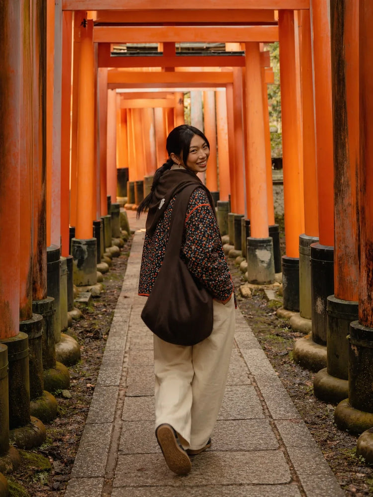 veste kimono matelassée noire fleurie portée
