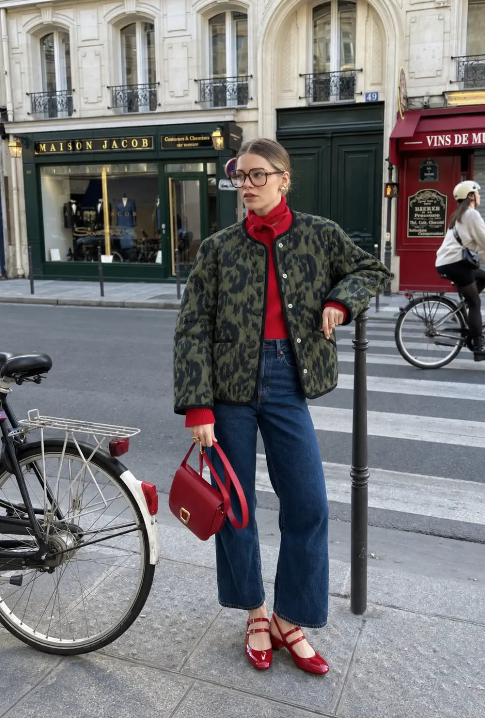 Veste kimono femme verte ample en coton portée sur un col roulé rouge et un jean brut en ville