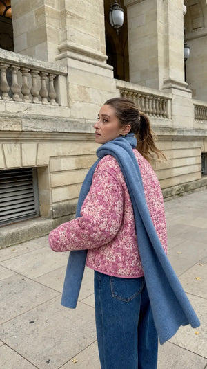 Veste kimono matelassée femme rose fleurie portée avec une écharpe bleue et un jean dans une rue