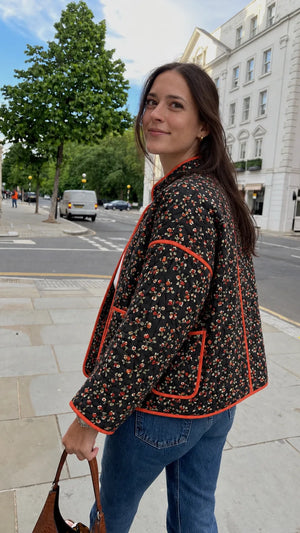 veste kimono femme noire à fleurs portée en ville