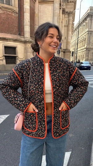 veste kimono matelassée noire à fleurs femme et jean